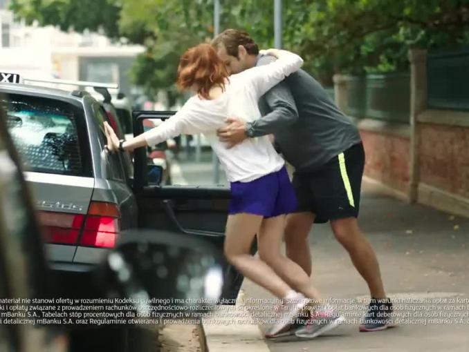Spotkanie w czasie biegania reklamuje konto w mBanku