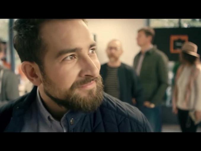 Wachlarze, dywan i chór w reklamie Orange Love dla Firm