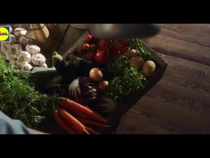 Karol Okrasa gotuje tradycyjnie w reklamie Lidla