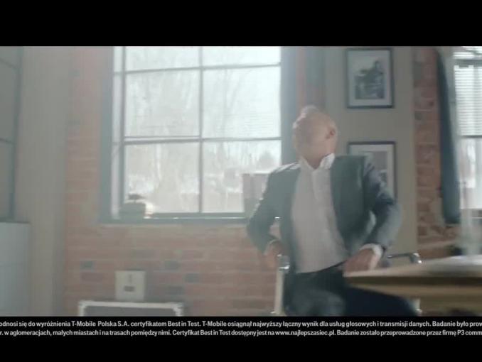 Bogusław Linda śpiewa i tańczy w reklamie T-Mobile dla Firm