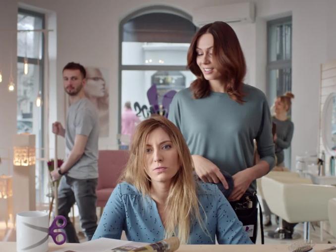 Wizyta u fryzjerki reklamuje Biotebal
