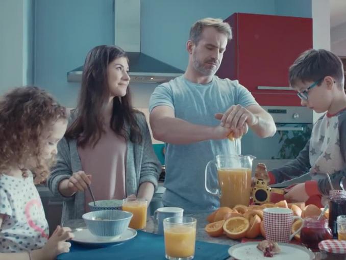 PKO BP ze ściskaniem reklamuje pożyczkę gotówkową Mini Ratka