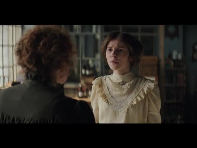 Robert Górski pomaga córce Marii Skłodowskiej-Curie w reklamie Orange na Kartę