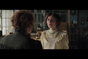Robert Górski pomaga córce Marii Skłodowskiej-Curie w reklamie Orange na Kartę