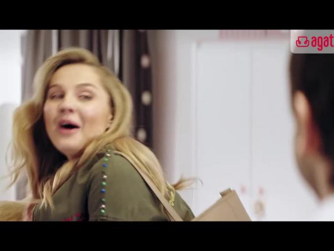 Małgorzata Socha z dziećmi w reklamie salonów meblowych Agata