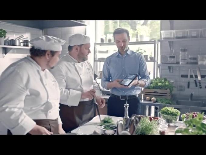 Pochwały dla kucharzy za śledzika w spocie Orange Love dla Firm