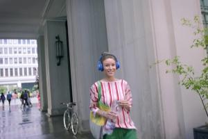 Rozśpiewane kobiety reklamuj wodę Nałęczowianka