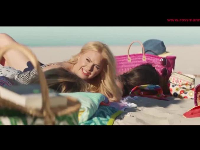 "Przyjaciółki" na plaży w wakacyjnej reklamie Rossmanna