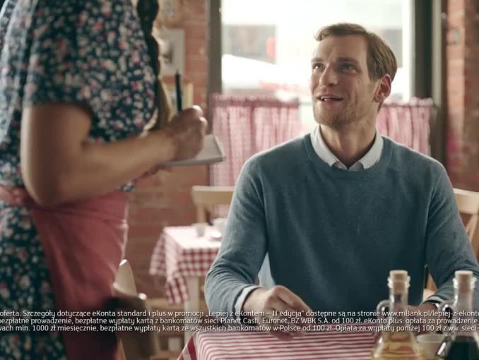 Kurs włoskiego w restauracji reklamuje eKonto w mBanku 