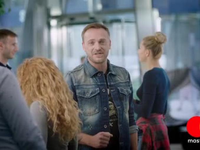 Mateusz Gessler reklamuje BezcenneNiespodzianki.pl od Mastercard