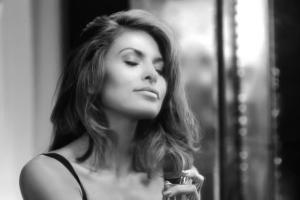 Eva Mendes reklamuje perfumy Eve duet od Avon