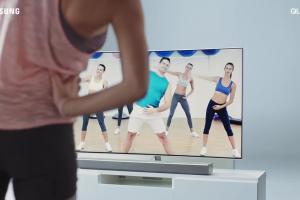 Adam Woronowicz pomaga w fitnessie - spot Samsung QLED TV 