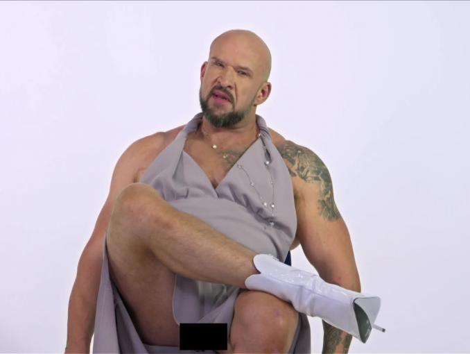 Tomasz Oświeciński w sukience reklamuje Showmax