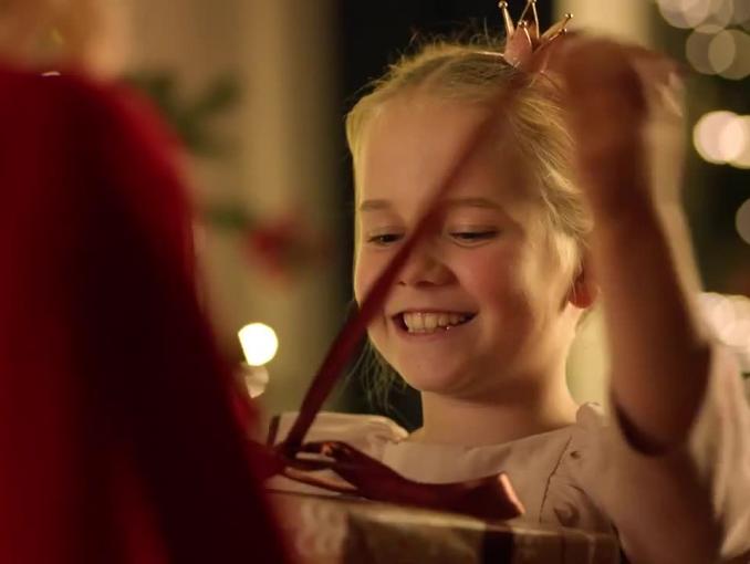 Radość ze smartfonów reklamuje Orange Love przed Bożym Narodzeniem