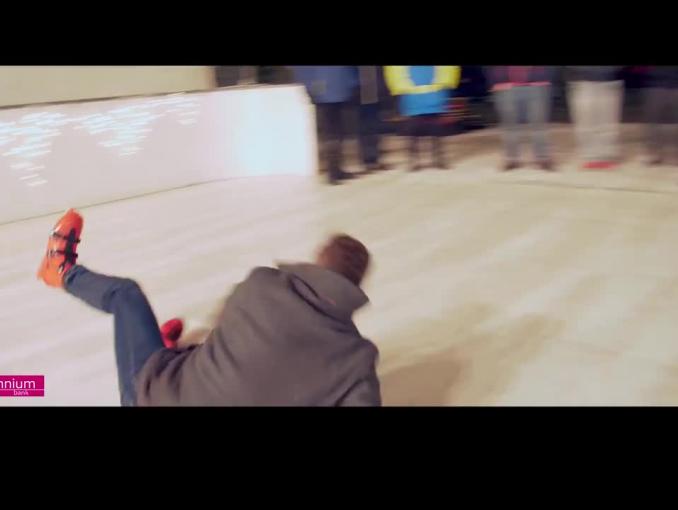 Radosław Kotarski na lodowisku reklamuje aplikację mobilną Banku Millennium
