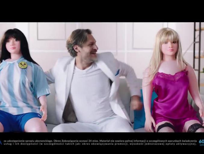 Lale w piłkarskich strojach reklamują pakiet sportowo-erotyczny w Vectrze