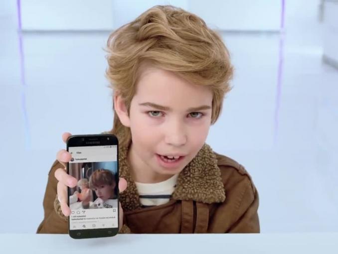 Olivier Janiak i Karolina Malinowska z dziećmi reklamują Play