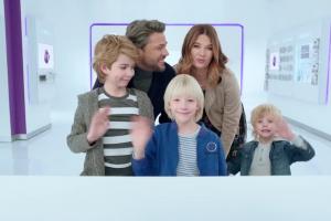 Samsung Galaxy J5 (2017) w Play - reklama z Olivierem Janiakiem i Karoliną Malinowską