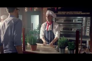 Szymon Majewski w pizzerii promuje elastyczną ofertę w Plusie dla Firm