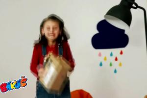 Bakuś promuje się teledyskiem z dziecięcymi zabawami