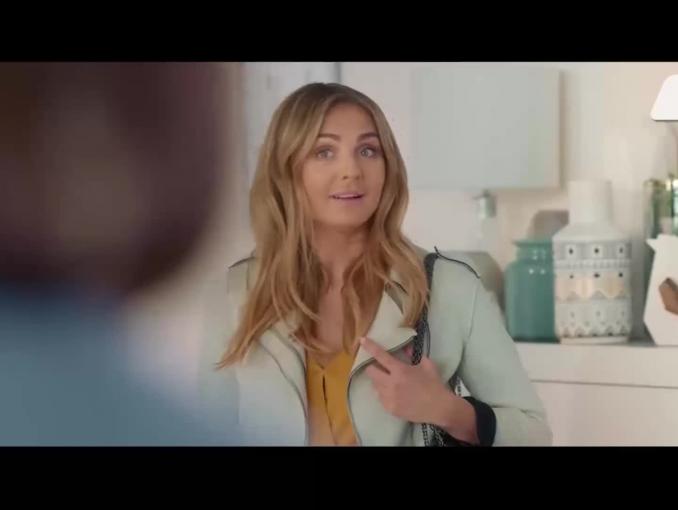 Małgorzata Socha i sofa dla kota w reklamie sklepów Agata