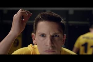 Piłkarze dbają o wygląd w reklamie transmisji 4K z mundialu w Orange TV
