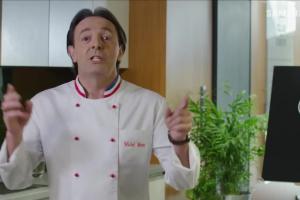 Michel Moran przyrządza żeberka i tort bezowy w reklamie Samsunga 