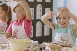 Ania Starmach uczy dzieci piec muffiny w reklamie Vizira