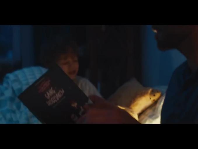 Czytanie dzieciom do snu reklamuje "Gang Słodziaków" w Biedronce