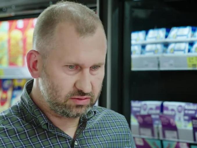 Zdezorientowany mąż w reklamie Żabki