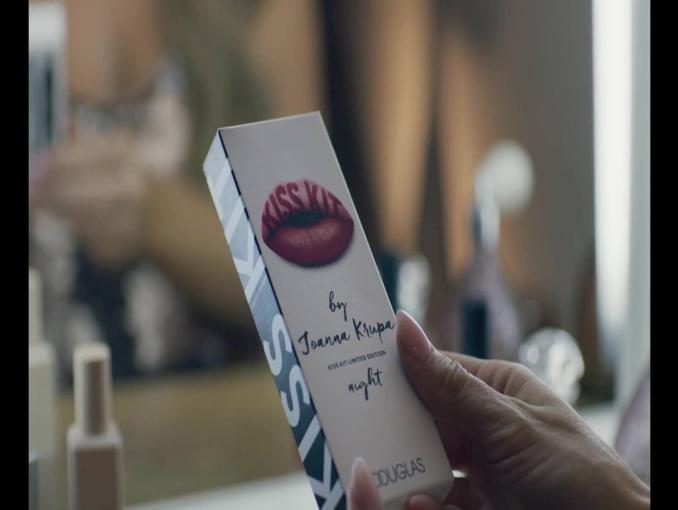Joanna Krupa i Ewa Chodakowska reklamują pomadki Kiss Kit w perfumeriach Douglas