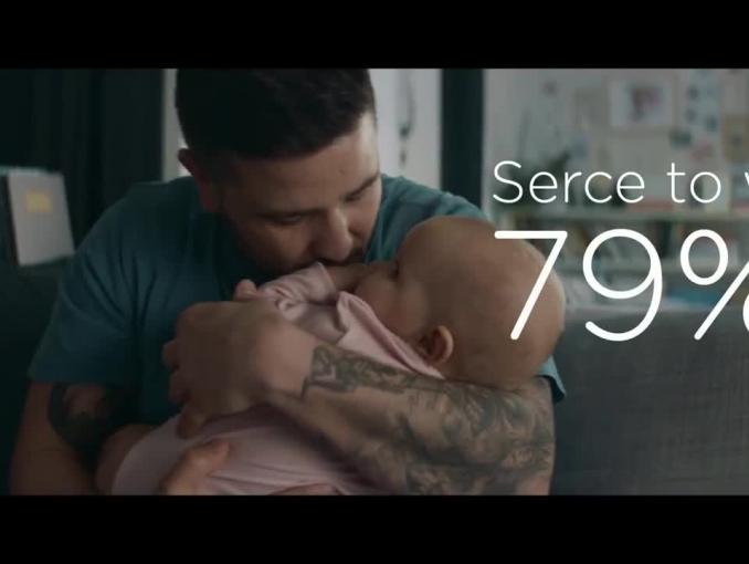 Ojciec opiekuje się niemowlakiem w spocie wody Żywiec Zdrój