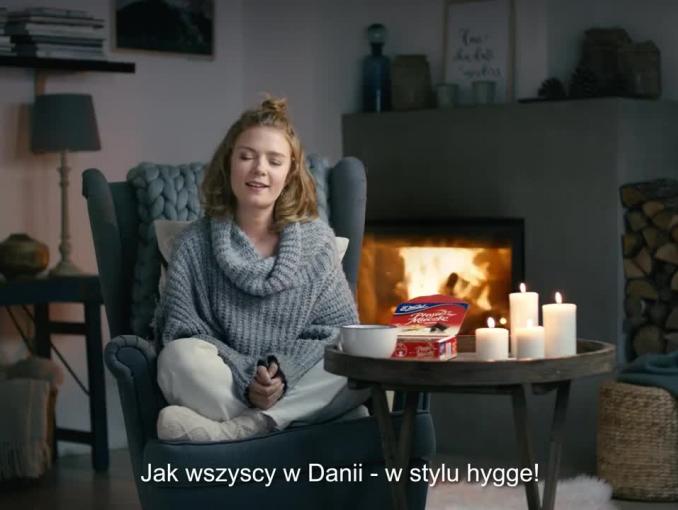 Duńczyk w spocie Ptasiego Mleczka pokazuje, jak je obgryza