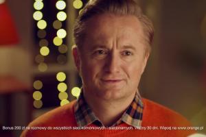 Robert Górski i Mikołaj Cieślak ubierają choinkę w reklamie Orange na Kartę