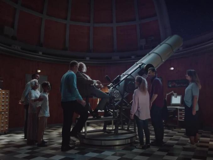 Spojrzenie przez teleskop w reklamie Vision Express
