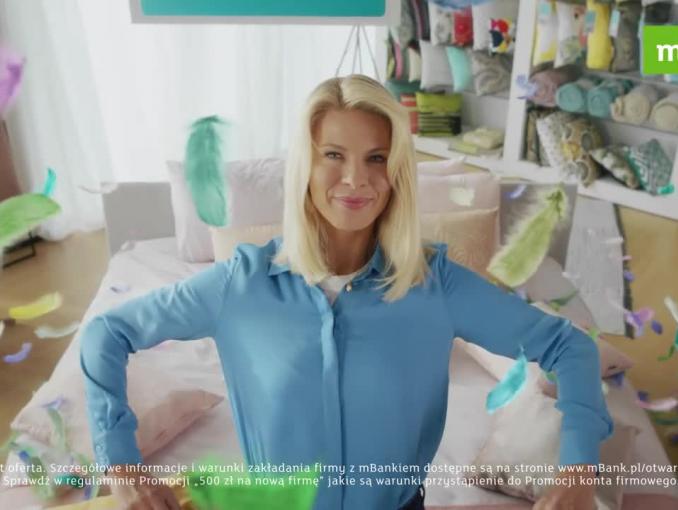 Radość ze sklepu z poduszkami w reklamie mBanku