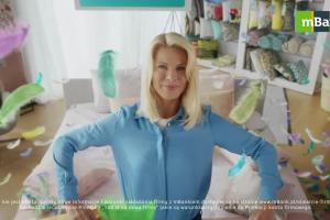Radość ze sklepu z poduszkami w reklamie mBanku