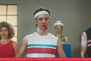Maciej Musiał jako instruktor fitness reklamuje PKP Konto dla Młodych w PKO BP