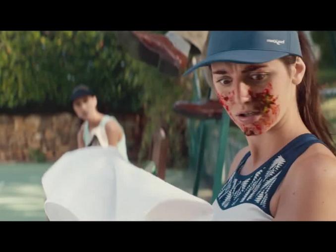 Mecz tenisowy reklamuje Tymbark Mus 100%