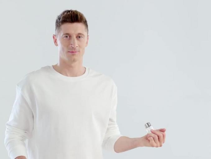 Robert Lewandowski pokazuje, jak zrobić izotonik w reklamie Oshee