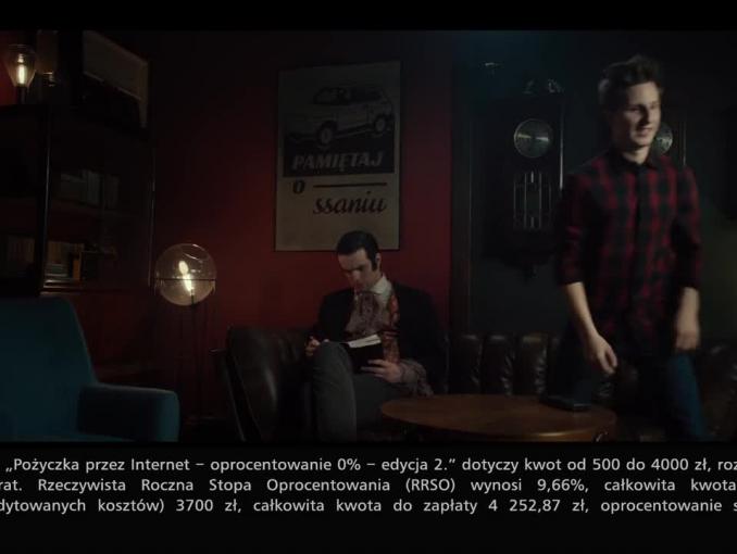 Wampir ciepło ubrany reklamuje kredyt w eurobanku