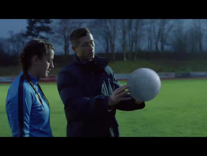 Robert Lewandowski trenuje piłkarza i piłkarkę w spocie head&shoulders