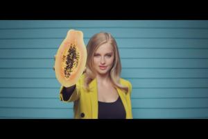 Modelka Karolina Pisarek reklamuje kosmetyki Cien Food for Skin w Lidlu