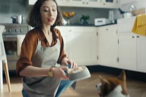 Michel Moran jako pies w reklamie Pedigree