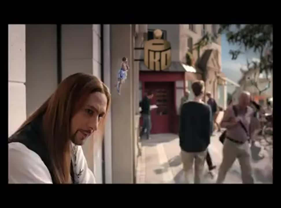 pozyczka z Mini Ratka w PKO BP - reklama z Szymonem Majewskim jako stylista