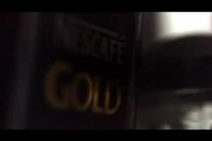 Nescafé Gold reklamowana jako kawa kochających kawę