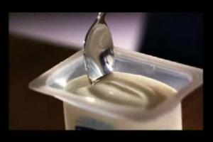 Dwupiętrowy Danonobus reklamuje jogurt z owocami Danone