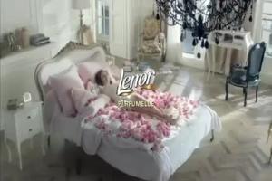 Tydzień luksusowej świeżości” w reklamie Lenor Parfumelle 