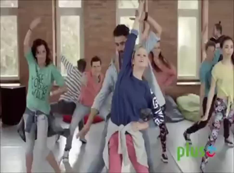 Basia w tańcu z Maserakiem reklamuje rozmowy bez limitu w Plusie