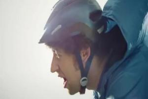 Rowerzysta bez roweru w reklamie Vanquis Banku